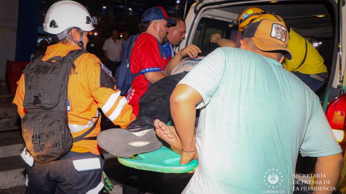 Caos, muertos y decenas de heridos: lo que se sabe sobre la estampida en el Estadio Cuscatlán de El Salvador