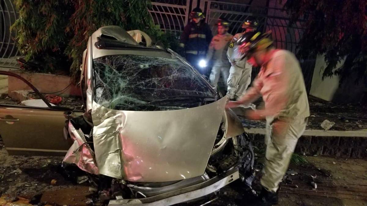 Momento en que Cuerpo de Bomberos realizan la liberación de las personas.