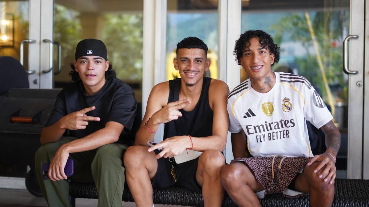 Famoso con seguridad privada y aficionados llegan al estadio para apoyar a tiktokers hondureños