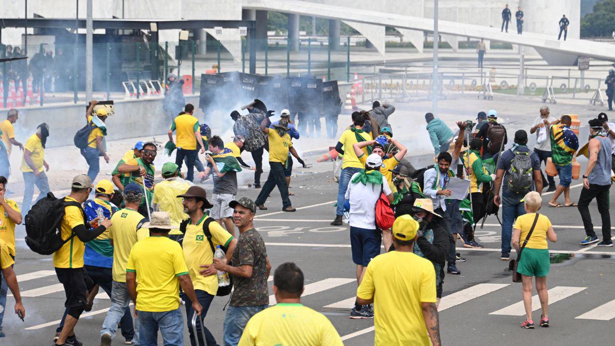 ¡Caos en Brasil! Simpatizantes de Bolsonaro toman por asalto los Poderes del Estado exigiendo la destitución de Lula da Silva