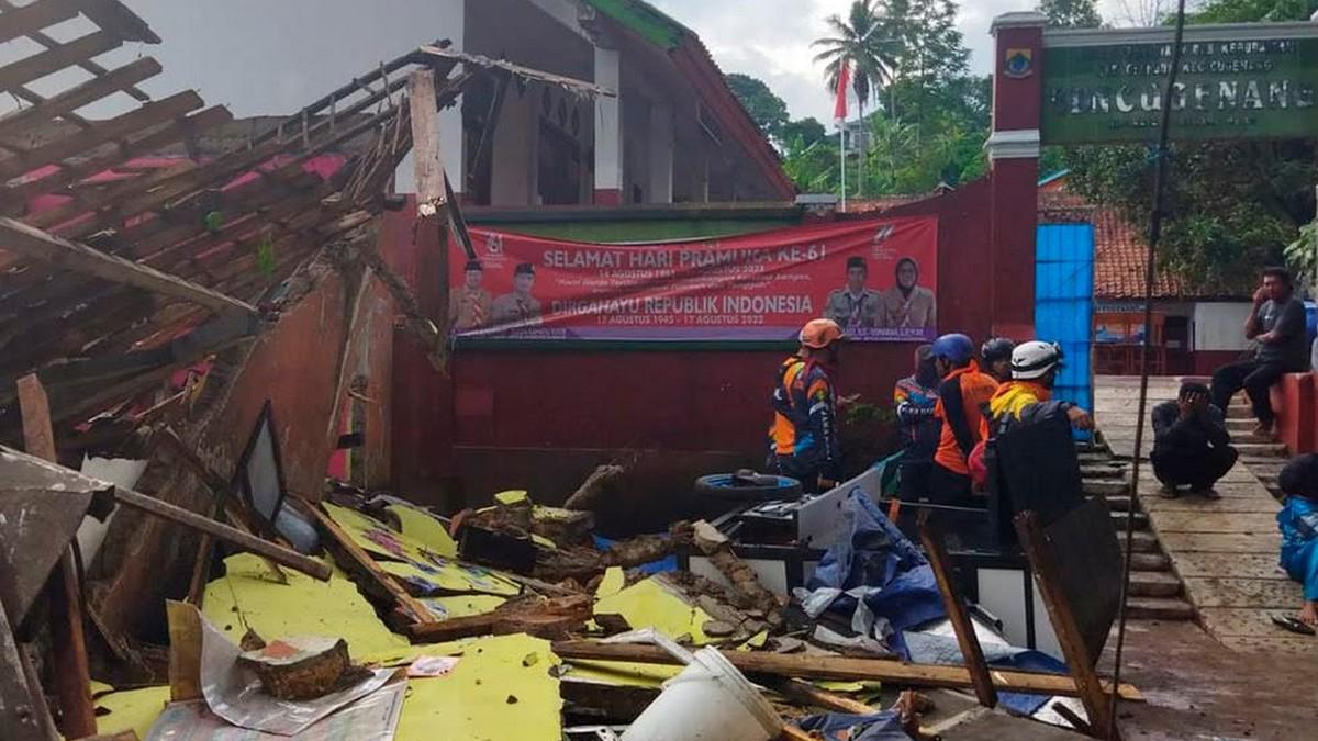Pacientes en la calle y casas en el suelo: Destrozos del terremoto en Indonesia