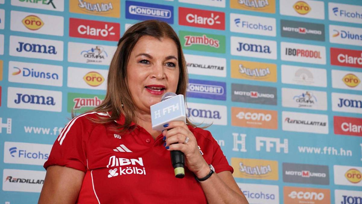 ¿Quién es la guapa dama que viajó con selección de Costa Rica a Honduras?