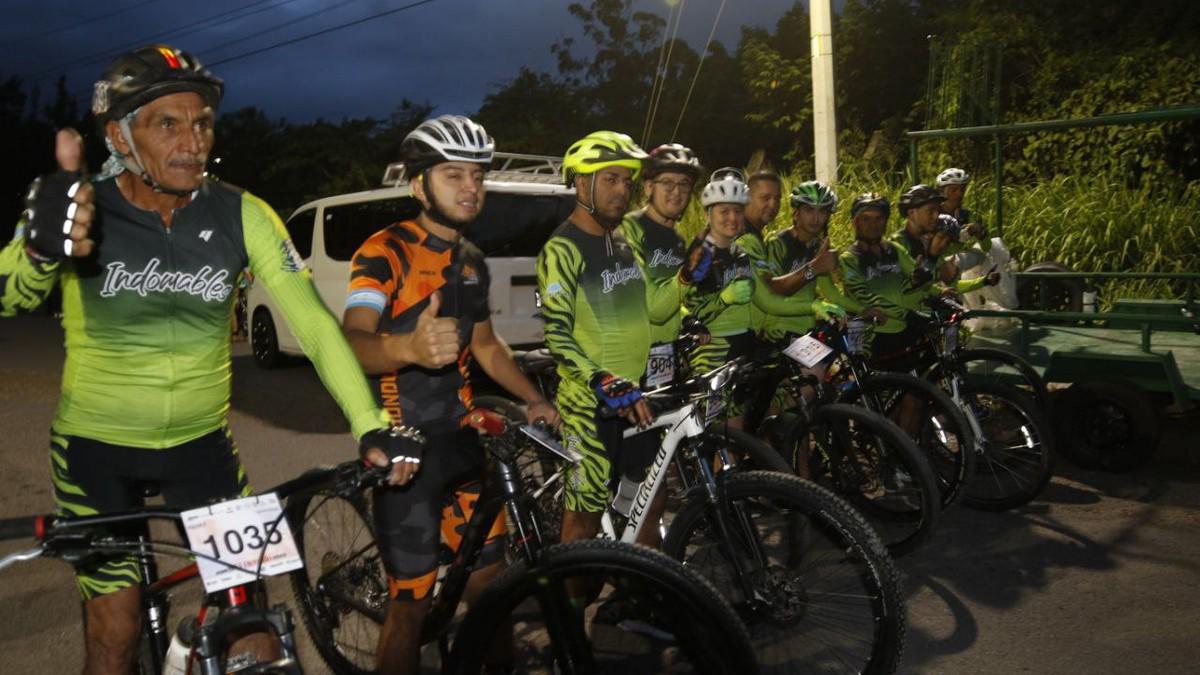 Grandes y chicos madrugan para disfrutar la Vuelta Ciclística de El Heraldo