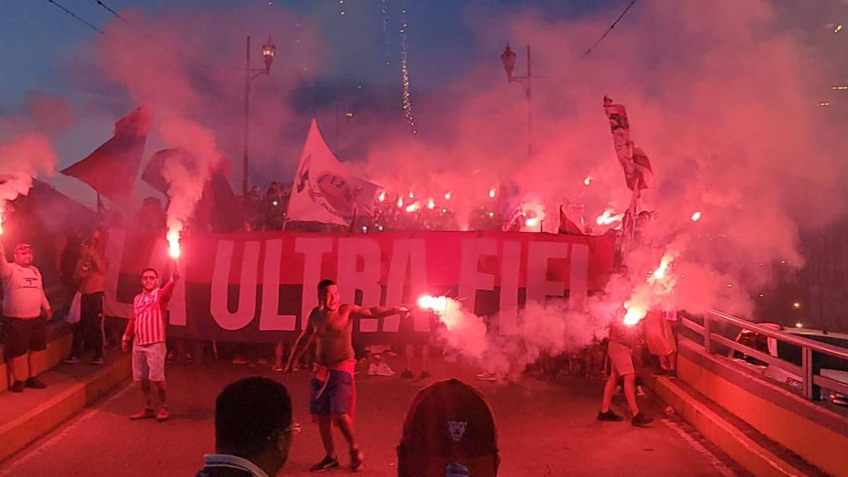 La imponente llegada de la Ultra Fiel al Nacional para partido de Olimpia ante Cartaginés