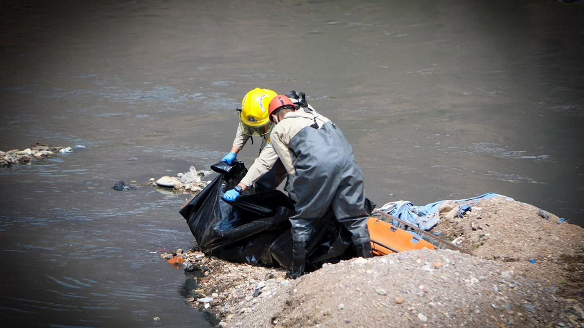 Dramático rescate de cuerpo que pasó 30 horas en el río en espera para su levantamiento en la capital
