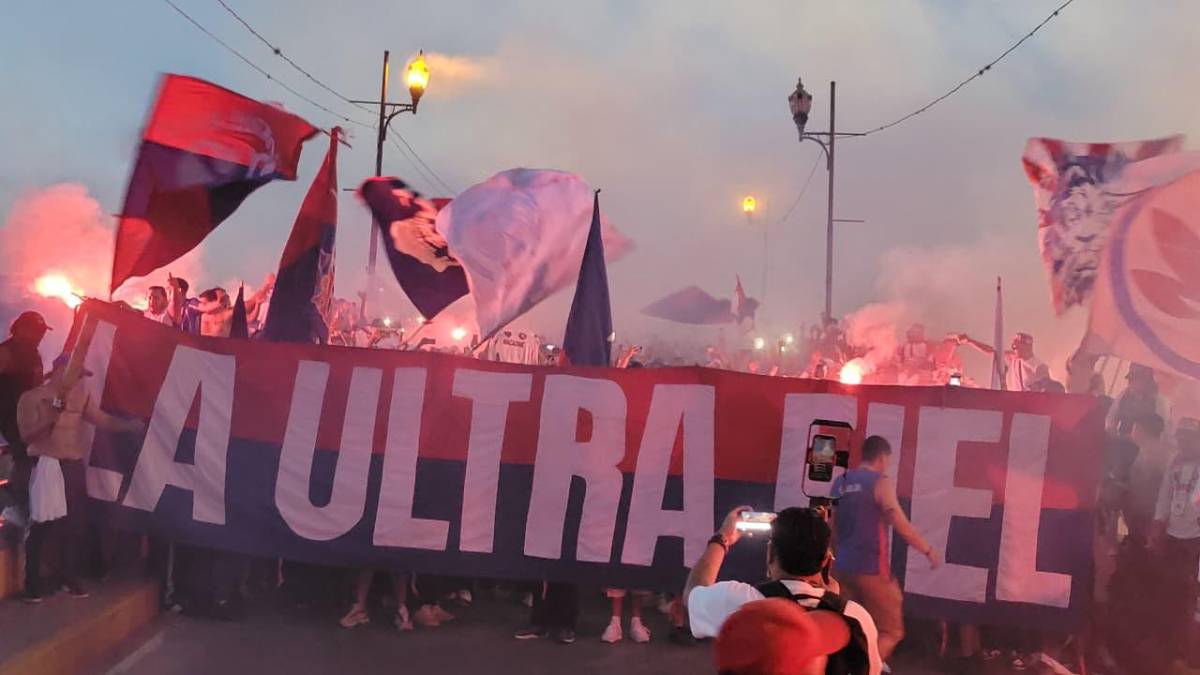 La imponente llegada de la Ultra Fiel al Nacional para partido de Olimpia ante Cartaginés
