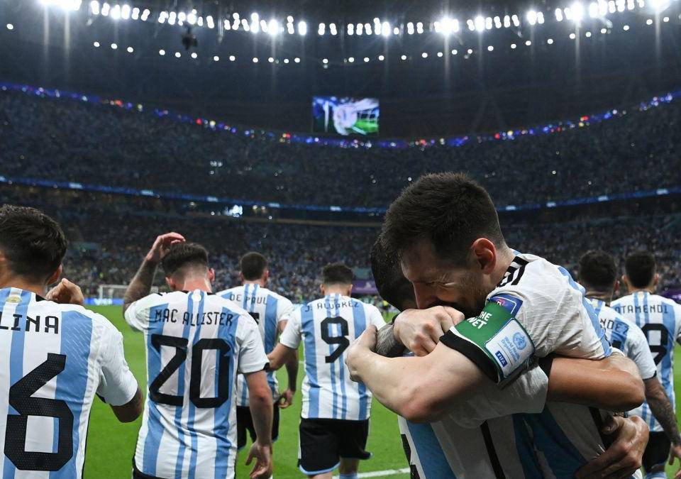 Argentina se repuso de su mal debut en el Mundial de Qatar 2022 y en un sufrido partido derrotó 2-0 a México, manteniendo así sus opciones de avanzar de ronda. El estadio Icónico de Lusail fue testigo de la locura argentina y las caras de tristeza en los mexicanos.