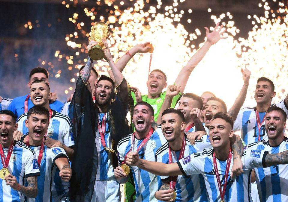 En una noche histórica que parecía el guion de una película dramática, Argentina se consagró campeón del mundo tras vencer por penales 4-2 a Francia. La Albiceleste ganó su tercera estrella y celebró por todo lo alto al momento de alzar la tan deseada Copa del Mundo.