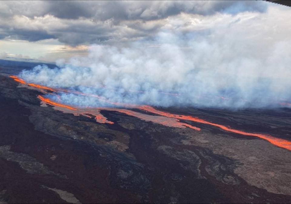 Ríos de roca fundida fueron avistados en la cumbre del Mauna Loa, uno de los cinco volcanes del Parque Nacional de los Volcanes de Hawái, así como una columna de vapor y humo en la cima de la Isla Grande, la erupción anunciaba que el gigante había despertado este 28 de noviembre.