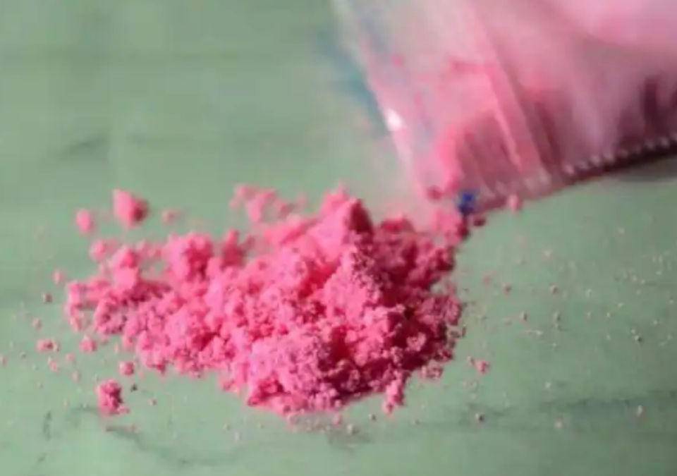 Se le llama “tusibi” o cocaína rosa y según las autoridades es una droga de moda, por lo que ha tenido un auge entre los jóvenes hondureños en los últimos meses. A causa de esto, se han realizado operativos intentando frenar su consumo y distribución. Aquí te contamos lo que debes saber de ella.