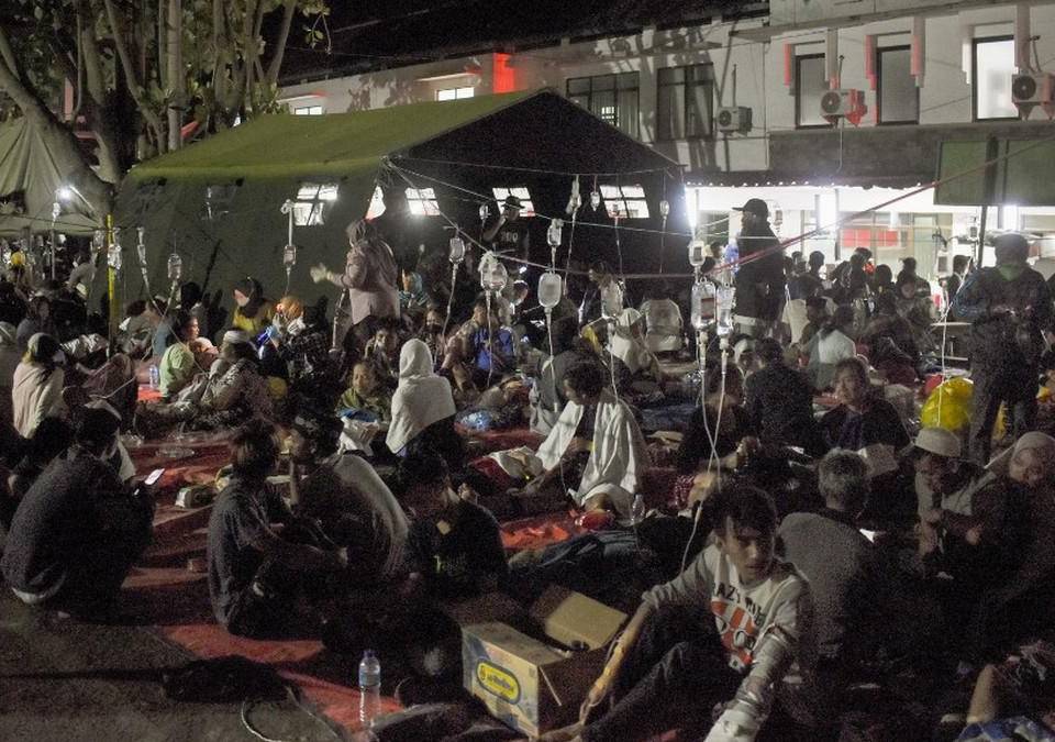 Al menos 56 personas murieron y más de 700 resultaron heridas, muchos de ellos atendidos en plena calle, tras un terremoto de magnitud 5.6 ocurrido el lunes en la principal isla de Indonesia, Java, una sacudida que hizo temblar los rascacielos de la capital, Yakarta.