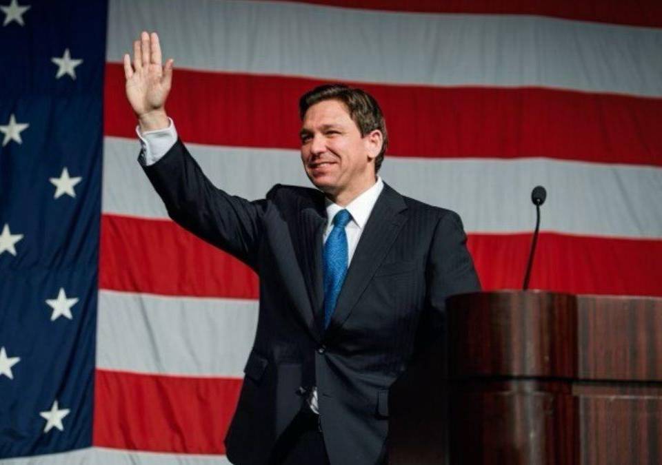 Ron DeSantis asumió como gobernador de Florida en 2019 y desde entonces ha dado de qué hablar por impulsar polémicas leyes, como la más reciente, que ha provocado que miles de migrantes huyan del Estado. Aquí te contamos quién es él y por qué se dice que será un fuerte candidato a la presidencia de Estados Unidos en 2024.