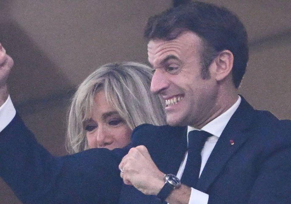 El presidente francés Emmanuel Macron llegó a Qatar para ser parte de la semifinal de Francia y este domingo presenciará la final ante Argentina. Aquí las imágenes de su eufórica entrada.