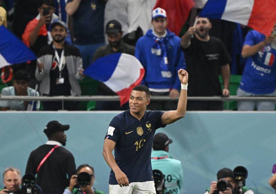 De la mano de un inspirado Kylian Mbappé, Francia avanzó a cuartos de final del Mundial de Qatar 2022 derrotando 3-1 a Polonia. La campeona del mundo no sufrió muchos problemas ante los polacos y ahora piensa en su siguiente paso para defender su corona.
