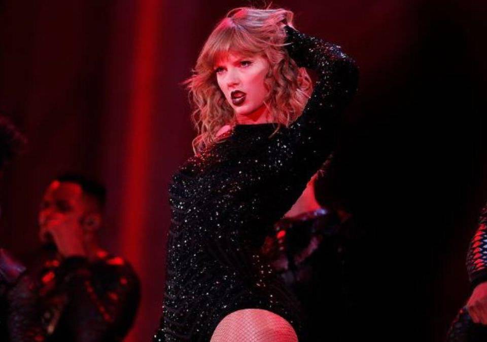 La cantante Taylor Swift es una de las más famosas y queridas a nivel mundial, pues además de su talento en el escenario, su forma de ser ha cautivado a muchos de sus fanáticos. Recientemente, se conoció que el trece es el número favorito de la cantante, pues suele utilizarlo en muchas de sus pertenencias y hasta como una especie de amuleto previo a sus conciertos. A continuación más detalles.