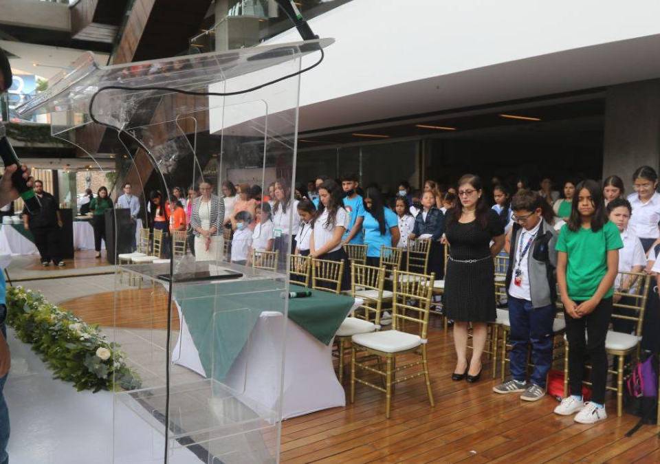 Con una gran participación de entusiastas jóvenes héroes del ambiente, aliados estratégicos, patrocinadores y equipo periodístico se lleva a cabo el cierre del proyecto Escuelas Amigables con el Ambiente 2023, proyecto insignia de EL HERALDO que por novena edición cumple con su misión de inculcar en los jóvenes de los diferentes centros educativos la importancia de la conservación del medioambiente.