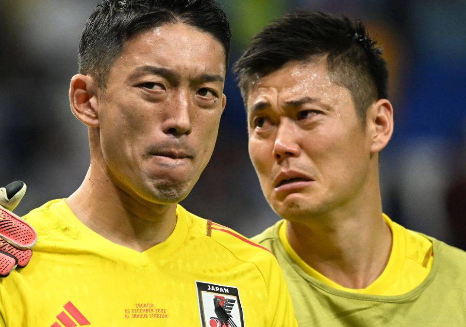 Los guardametas japoneses no pueden esconder la tristeza provocada por la eliminación del Mundial.