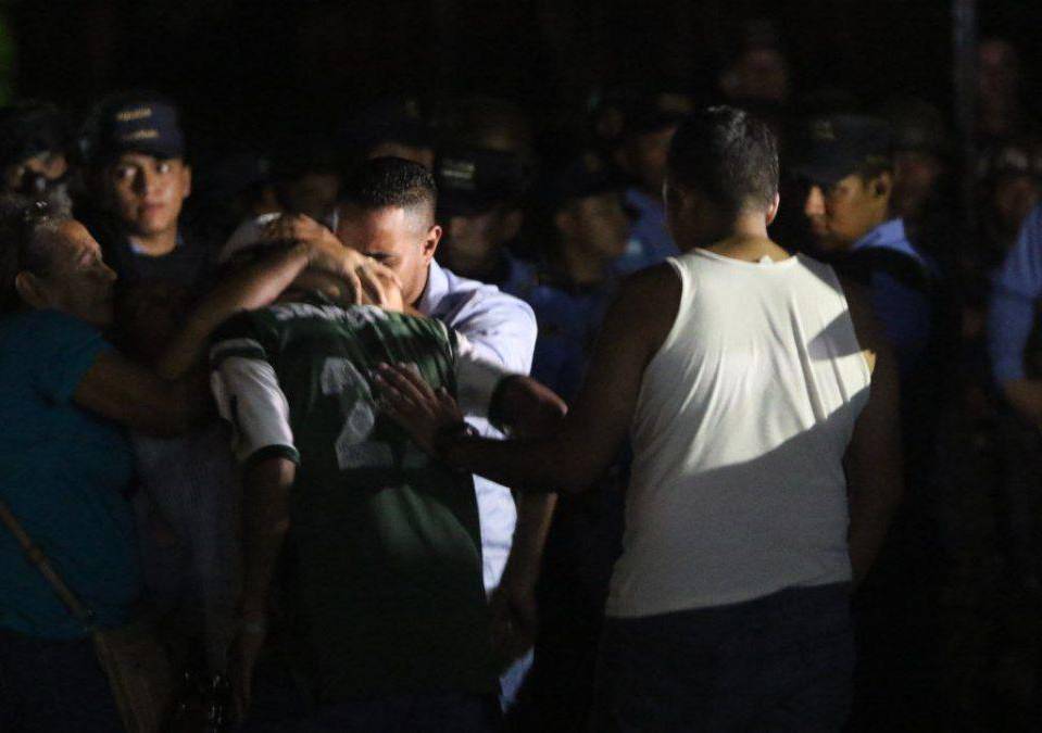 Más de 12 horas después, los familiares de las mujeres recluidas en la Penitenciaría Nacional Femenina de Adaptación Social (PNFAS) continuaban en vilo, pues a la morgue de la capital hondureña continuaban llegando ambulancias cargadas con cuerpos de las víctimas de la matanza registrada este martes en horas de la mañana. A continuación las dolorosas imágenes captadas por los fotorreporteros de EL HERALDO.