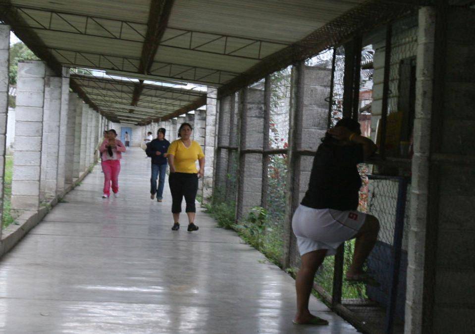 La matanza de al menos 41 mujeres que permanecían internas pagando distintos delitos en el Centro Penitenciario Femenino de Adaptación Social (PNFAS) habría comenzado en el módulo 1 de la cárcel ubicada en Támara. A continuación lo que sabemos de este recinto y de la tragedia.