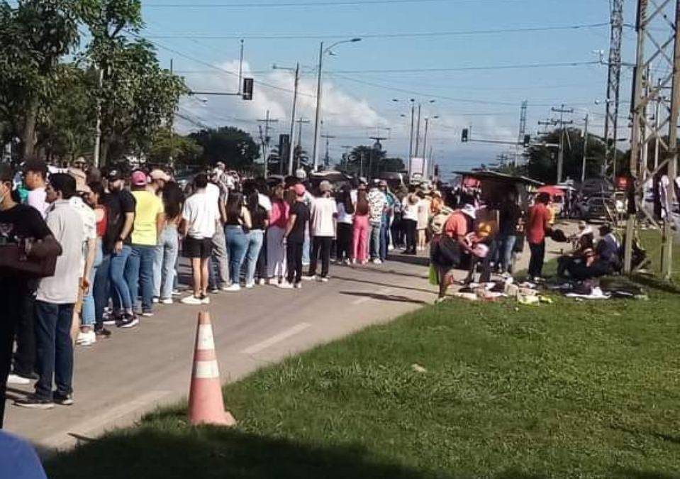 La ansiada fecha para los fanáticos de Bad Bunny en Honduras llegó, este martes, miles de personas se congregaron en el estadio Olímpico de San Pedro Sula y desde tempranas horas comenzaron a protagonizar curiosas imágenes que inundaron las redes sociales, por lo que las recopilamos y te las mostramos a continuación.