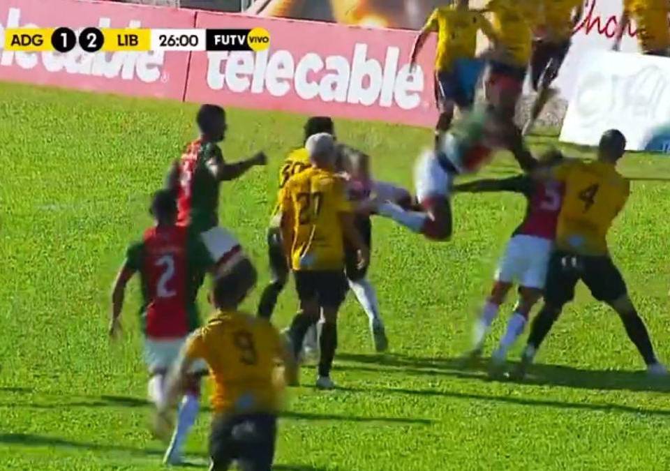 Los futbolistas del Libera y Guanacasteca se enfrentaron a golpes durante el partido.