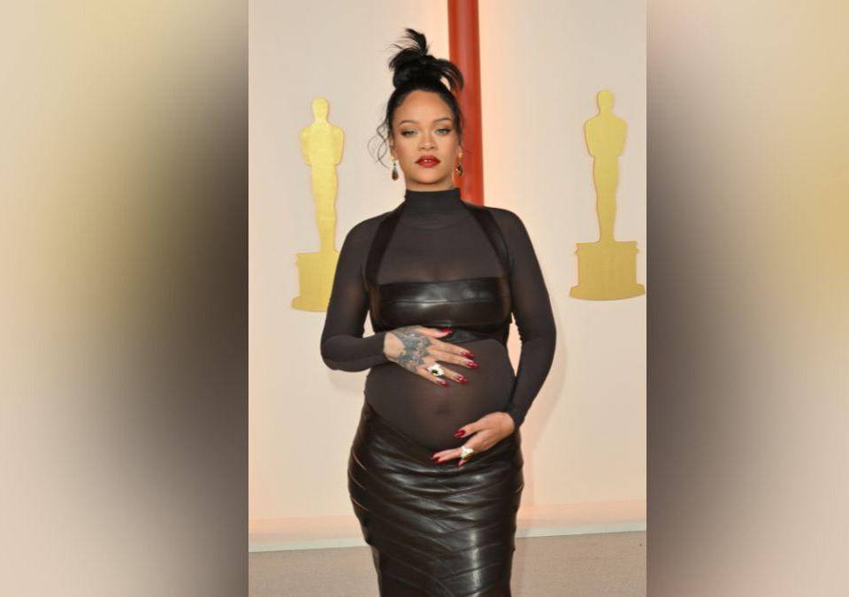 Rihanna llegó a la alfombra de los Premios Oscar 2023 luciendo su embarazo como nunca. A continuación las mejores imágenes de su llegada a la noche más esperada de Hollywood.
