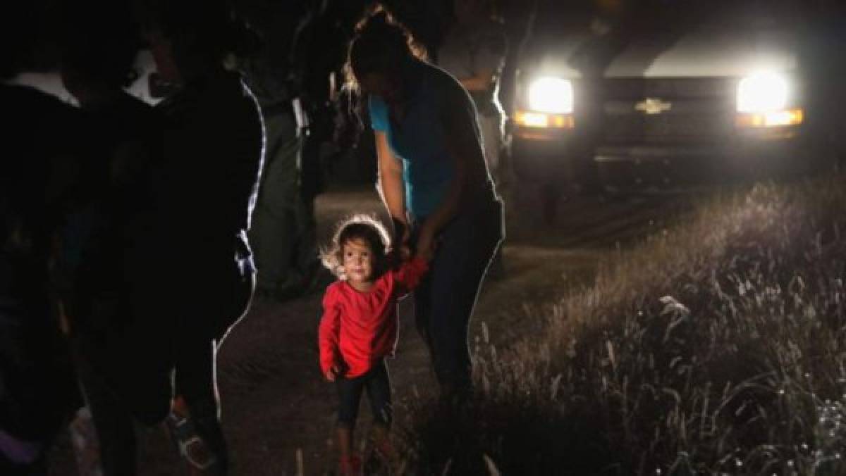 La historia detrás de la foto de una niña hondureña llorando en la frontera de Estados Unidos