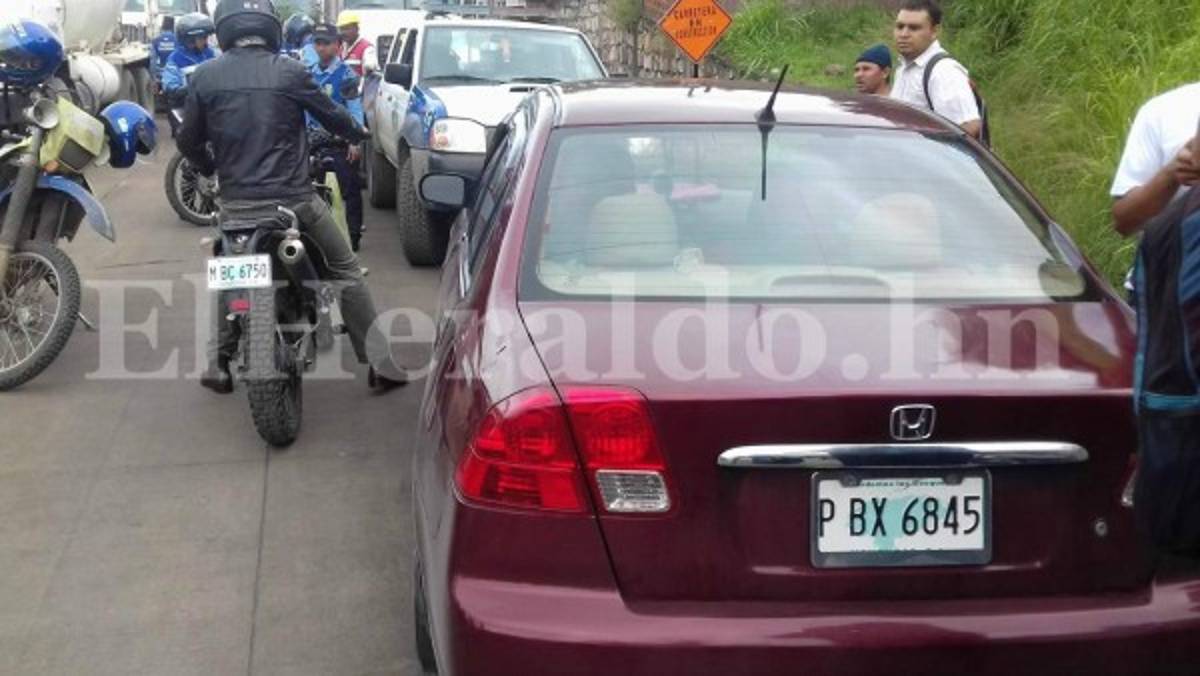 La cola duró más de dos horas en la carretera al Sur de Honduras. Foto: Edwin Ordoñez/EL HERALDO