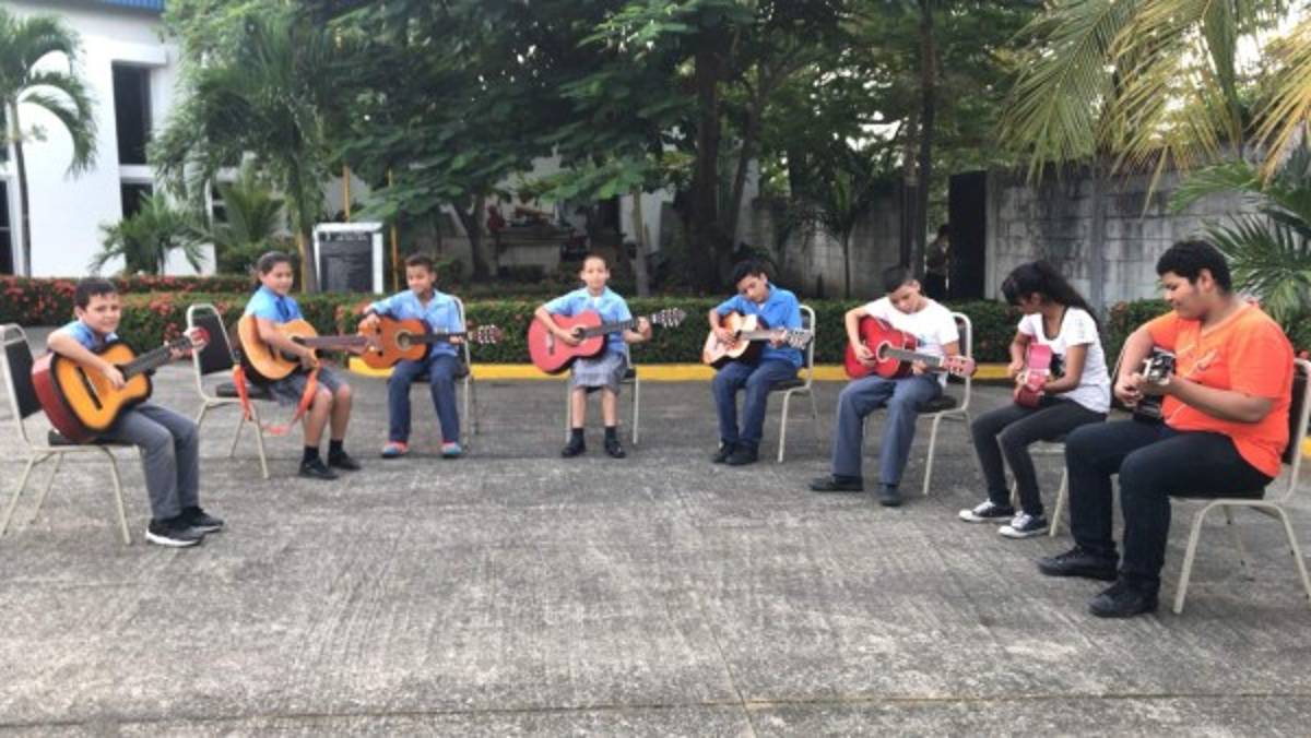 Un profesor dirige a los participantes de 'Genesis Comunidad de las Artes'.