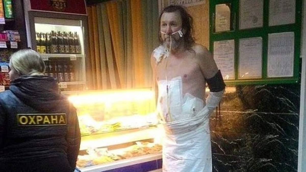 Un paciente ruso abandona el hospital después de una cirugía para ir a por una cerveza