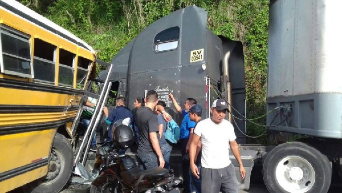Varios heridos tras colisión entre bus y rastra en Quimistán, Santa Bárbara