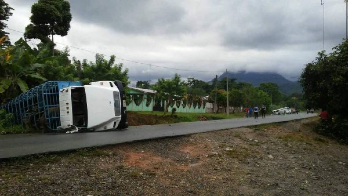Un muerto y varios heridos en colisión de bus y rastra en Atlántida