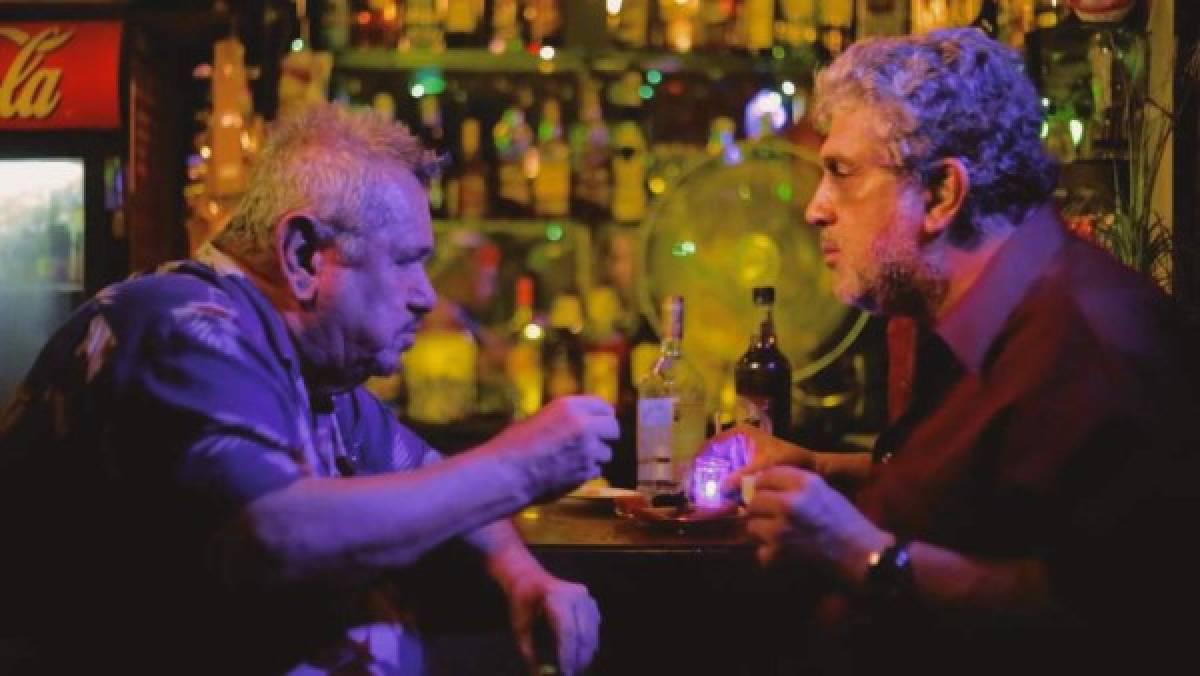 Junto a Jorge Osorto en el cortometraje de comedia “Santitos” (2016), de Ángel Maldonado.