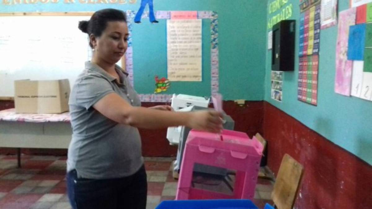 Sureños asisten a las urnas para ejercer el sufragio en las elecciones primarias 2017