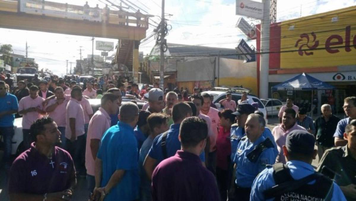 Tegucigalpa: Propietarios y conductores de mototaxis protestan por decomiso de unidades