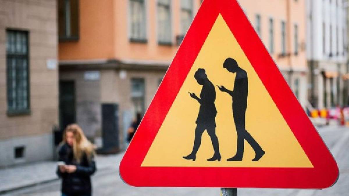 Instalan semáforos en el suelo para peatones que no quitan ojo al celular