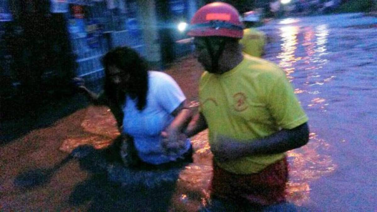 Tegucigalpa: Incomunicadas 50 familias por desborde de quebrada