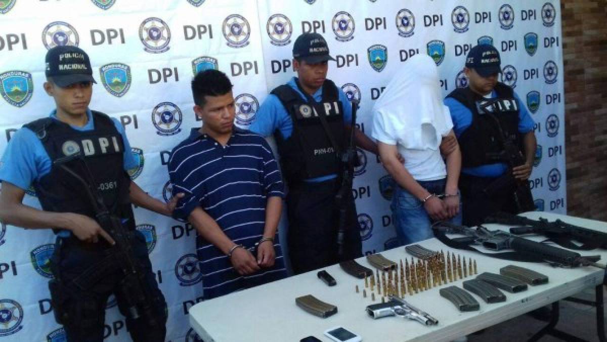 Tegucigalpa: Capturan dos jóvenes con armas de grueso calibre en el sector de La Laguna
