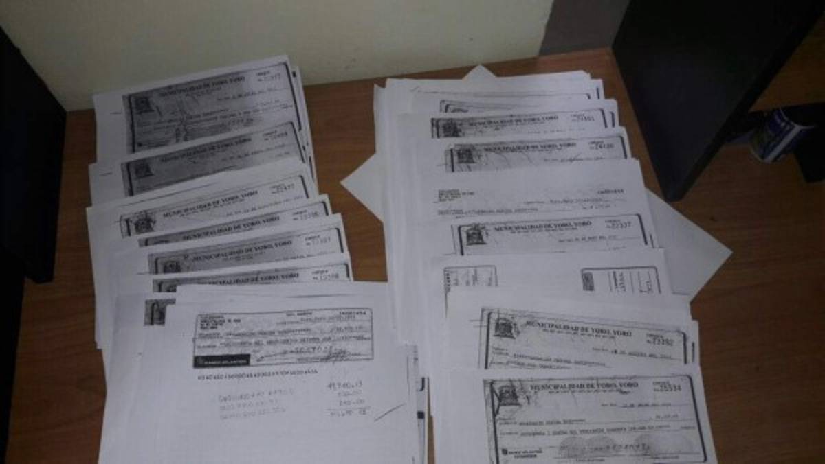 Copias de cheques hallan en la celda del alcalde de Yoro