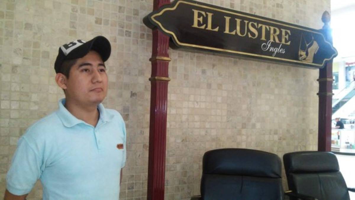 El universitario lustrabotas que trabaja duro para cumplir su sueño emprendedor