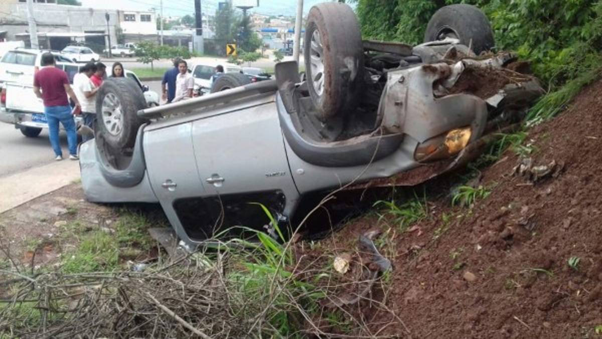 Conductor se accidenta en el anillo periférico por evitar atropellar a peatón