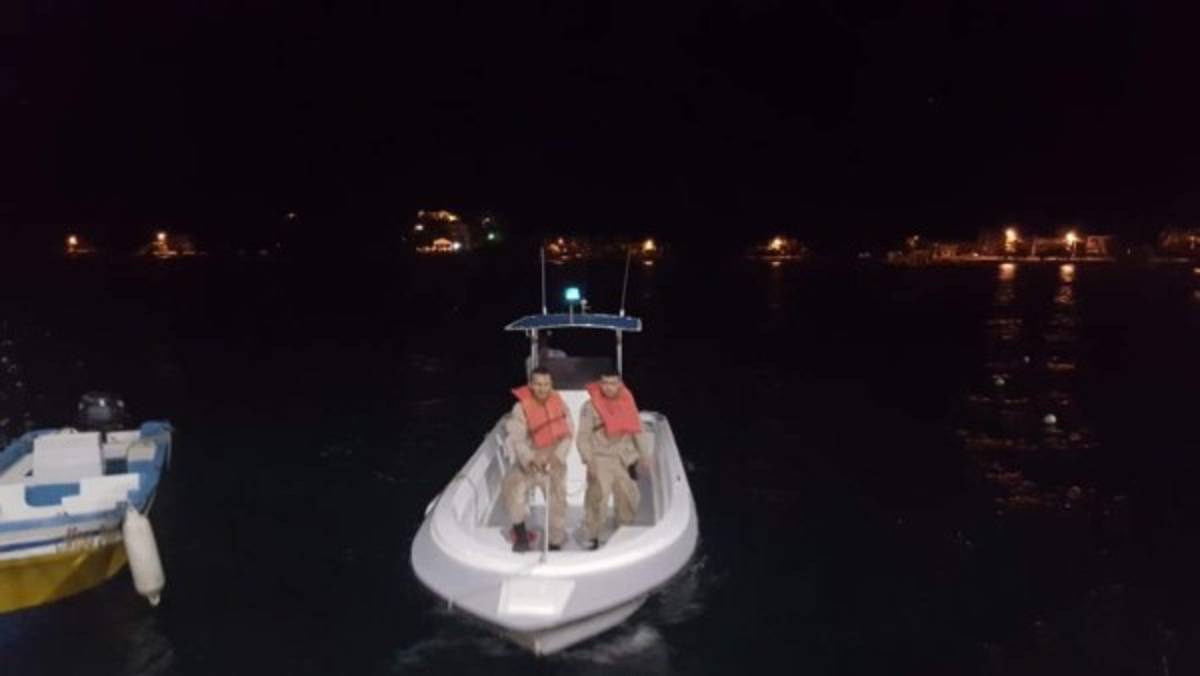 Rescatan a dos hondureños que naufragaron en la costa Atlántica, cerca de Roatán