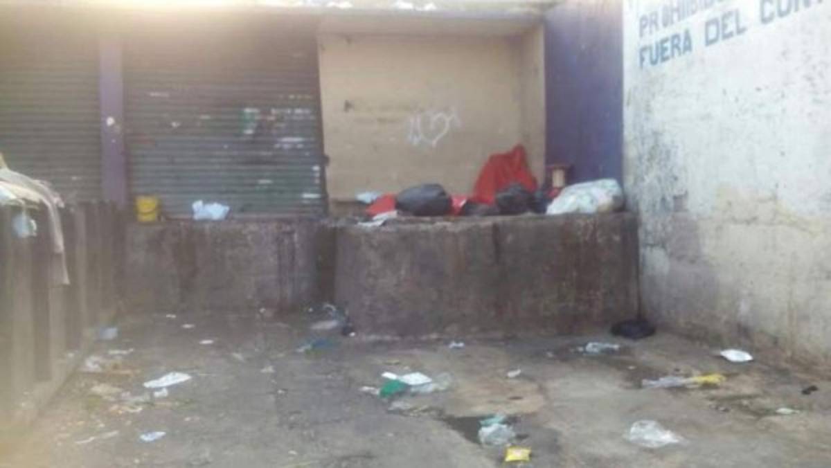 A las víctimas no les dio tiempo ni de reaccionar y sus cuerpos quedaron tendidos cerca del contenedor.