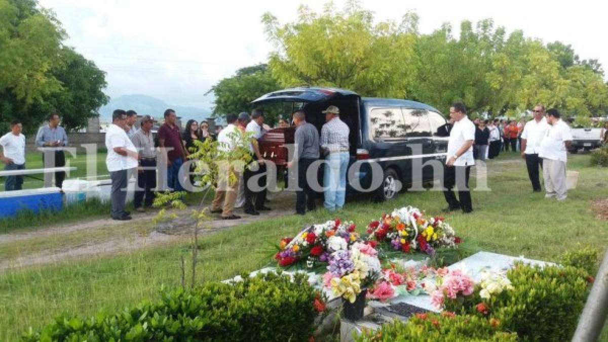 Entre aplausos y rosas entierran al empresario Emilio Williams en Choluteca