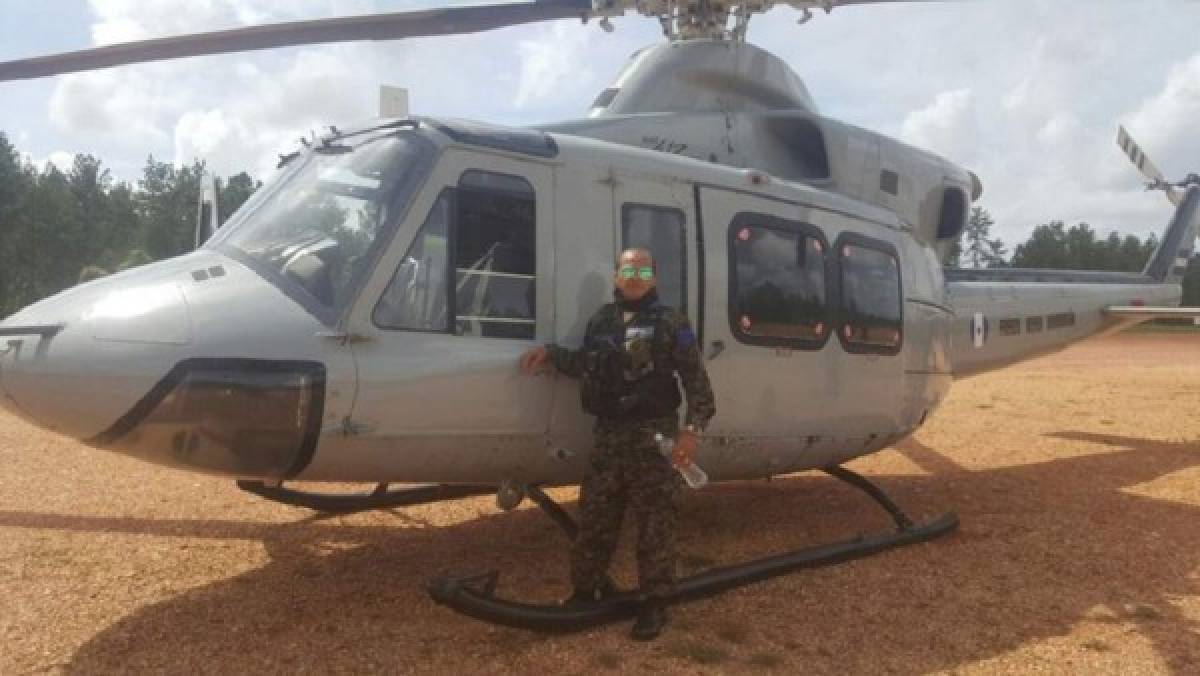 El capitán de la FAH, Carlos Maradiaga Izaguirre con su fatiga de reglamento y junto a un helicóptero, foto: Facebook.