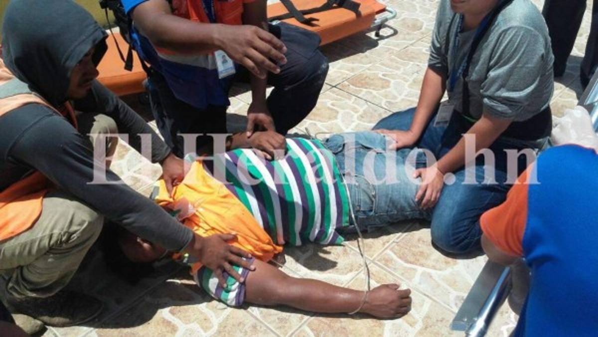 Don Santos Raúl Varela, padre de uno de los soterrados, sufrió un ataque de nervios (Foto: El Heraldo Honduras/Sucesos de Honduras)