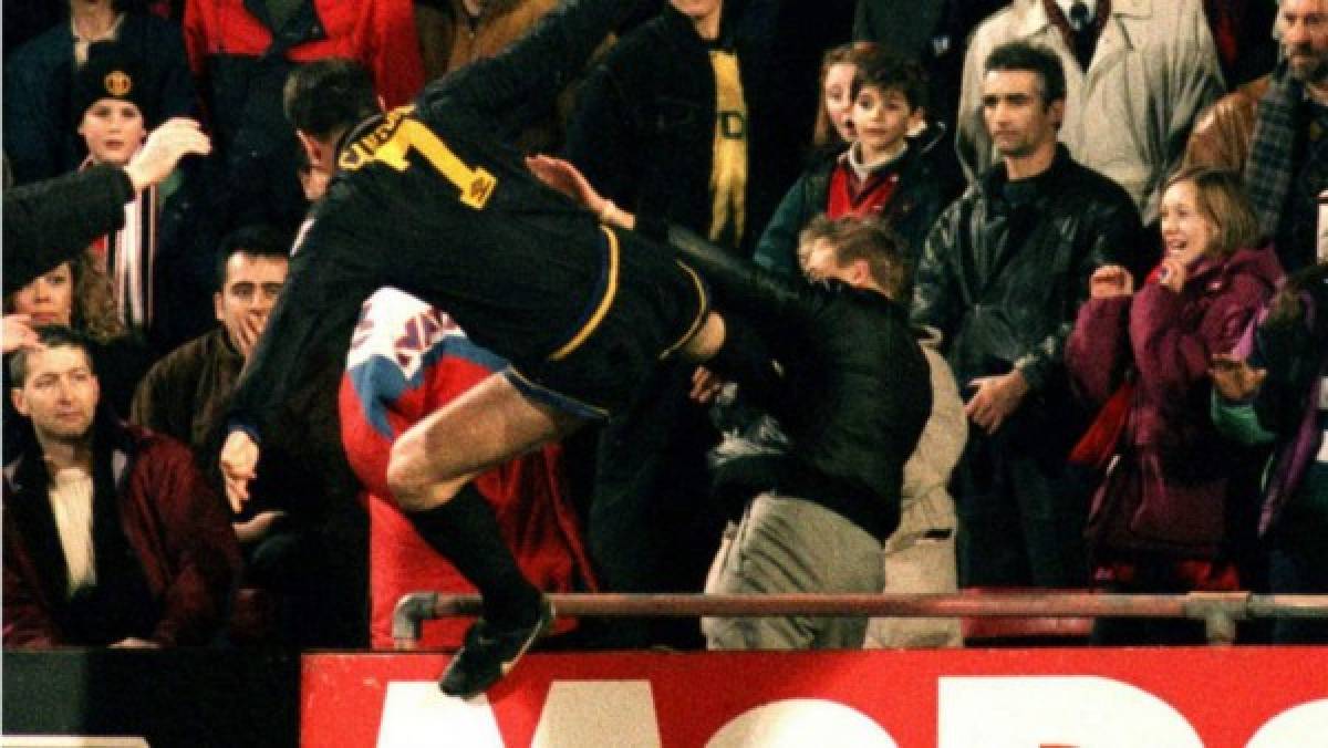 La imagen del momento en el que Eric Cantona le lanza la patada a un aficionado.
