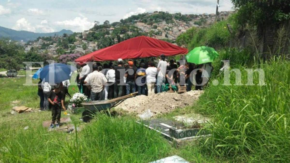 Entierran a jóvenes halladas muertas en colonia Villa Unión de la capital de Honduras