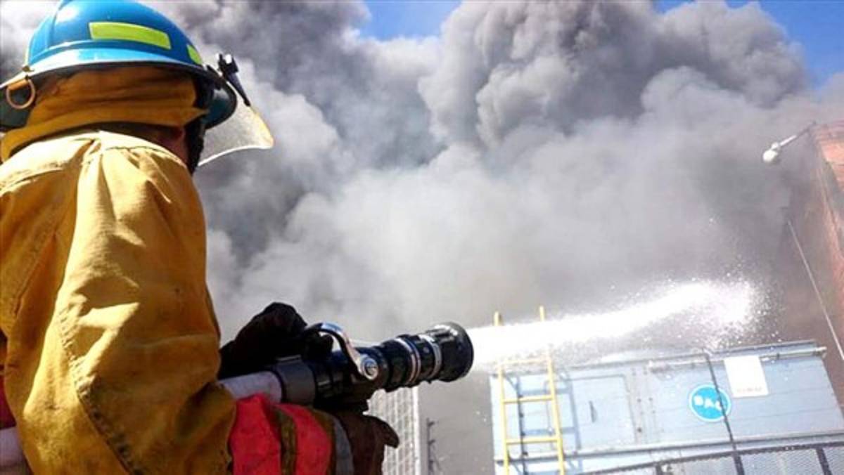 Voraz incendio en centro comercial en El Salvador