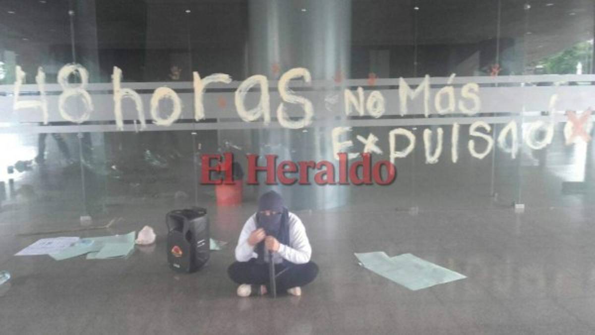 Alumnas encapuchadas se toman edificio administrativo de la UNAH